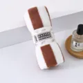 Asciugamano in pile corallo a righe marroni e bianche, variante confezione regalo. - Righe larghe caffè