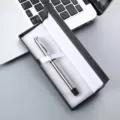 Gros plan d'un élégant stylo à bille en métal dans une boîte cadeau noire avec une doublure. - Boîte à Stylo 041 / Argent