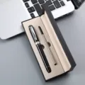 Vue de détail du stylo roller en métal de luxe avec recharge dans un élégant coffret noir. - Boîte à Stylo Unique / Noir