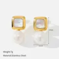 Primer plano detallado de pendientes cuadrados de acero inoxidable con perla y textura elegante. - Pendientes de Botón Cuadrados