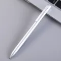 Detailopname van een minimalistische zilveren metalen balpen met een strak roterend ontwerp. - Zilver
