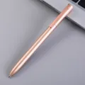 Close-up van roségouden metalen roterende pen details, minimalistische kantoorstijl. - Roségoud