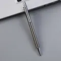 Detaillierte Nahaufnahme eines eleganten Luxus-Metallkugelschreibers mit geripptem Korpus. - Stil 8#
