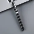 Elegante zwarte metalen balpen met zilveren clip en decoratieve ring voor op kantoor. - Zwart