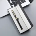 Nahaufnahme Detailansicht eines eleganten schwarzen Signierstifts in einer edlen Geschenkbox. - Schwarzer Stift mit goldenem Clip und 042# Box