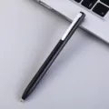 Gedetailleerde close-up van een strak zwarte minimalistische metalen pen met zilveren clip. - Zwart