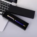 Détail en gros plan du stylo plume en métal de luxe dans un coffret cadeau noir doré. - Emballage de boîte à stylos 1