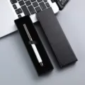 Stylo à bille en métal blanc avec élégante boîte cadeau noire pour les cadeaux d'affaires. - Boîte en papier à couvercle et fond / Blanc