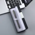 Vue rapprochée et détaillée du stylo signature en métal dans un coffret cadeau noir. - Boîte 058# / Damier