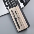 Coffret cadeau stylo bille en métal élégant dans une boîte noire, vue de détail. - Boîte à Stylo Unique / Noir