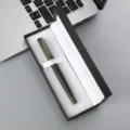Stylo plume vert Morandi dans une boîte cadeau noire, élégant cadeau d'affaires. - Boîte à Stylos 041 / Vert Morandi