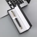 Stylo plume d'affaires couleur Morandi dans un élégant coffret cadeau, idéal pour le bureau. - Boîte à Stylos 041 / Café Morandi