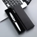 Stylo roller en métal blanc dans coffret cadeau noir, accessoire de bureau élégant et pratique. - Stylo blanc avec boîte en carton à couvercle