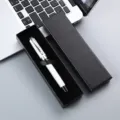 Coffret cadeau stylo roller en métal élégant, corps blanc et boîte de présentation noire. - Boîte Cadeau Couvercle / Blanc
