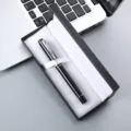 Stylo roller en métal d'affaires dans un coffret noir, idéal cadeau de bureau élégant. - Boîte à Stylo 041 / Noir