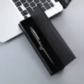 Stylo roller en métal noir dans un coffret cadeau élégant, idéal pour bureau et cadeaux. - Stylo noir sablé avec boîte magnétique en papier