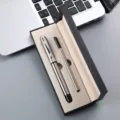 Coffret cadeau stylo bille en métal élégant avec boîte noire et recharge pour bureau. - Boîte à Stylo Unique / Argent