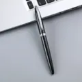 Vue détaillée d'un stylo signature en métal noir élégant avec des accents argentés pour bureau. - Stylo noir brillant