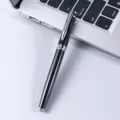Elegante zwarte metalen balpen met zilveren accenten voor professioneel kantoor en zakenreizen. - Zwart
