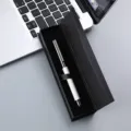Stylo bille professionnel en métal blanc et argenté dans un élégant coffret cadeau noir. - Boîte en papier à fermeture magnétique / Blanc