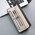 Business minimalistischer Kugelschreiber-Set mit Geschenkbox und Ersatzmienen. - Silberfarbener Stift & Stiftebox mit 2 Minen