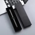 Stylo roller en métal dans une boîte cadeau noire, idéal pour le bureau et les cadeaux d'affaires. - Boîte en papier à couvercle et fond / Damier