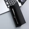 Stylo à bille en métal noir dans un coffret cadeau élégant, idéal pour cadeau d'affaires. - Boîte en papier à fermeture magnétique / Noir
