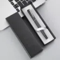 Bolígrafo de metal negro en elegante caja de regalo texturizada, ideal para regalo de empresa. - Paquete de Caja de Tapa y Base / Negro Morandi