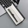 Pluma estilográfica verde Morandi con elegante caja de regalo negra, ideal para regalos de empresa. - Paquete de Caja de Bolígrafos 042 / Verde Morandi