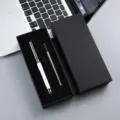 Stylo à bille en métal dans un coffret cadeau noir avec recharge, blanc argent professionnel. - Boîte avec Recharge / Blanc
