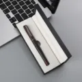 Elegante juego de pluma estilográfica de negocios en caja negra con diseño a rayas. - Paquete de Caja de Bolígrafos 042 / Rosa Morandi