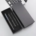 Set de pluma estilográfica de metal de negocios azul con recambios en elegante caja de regalo negra. - Paquete de Caja de Recambio de Tinta / Azul Morandi