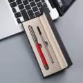 Coffret cadeau élégant avec stylo à bille en métal, idéal pour offrir en milieu professionnel. - Boîte à Stylo Unique / Rouge