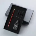 Luxe vulpen cadeauset met rode metalen pen, zwarte inktfles en drie navullingen inbegrepen. - 0.7mm / Set maat 7 in rood
