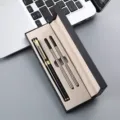 Set de boligrafo de metal para negocios con caja de regalo y dos recambios utiles. - Bolígrafo negro piano + estuche con dos recambios