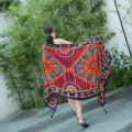 Detailansicht des ethnischen Damen Oversized Sonnenschutz Tuchs mit lebendigem Sonnenmuster. - L139