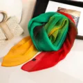Écharpe plissée colorée pour femmes avec dégradé, accessoire de mode estival léger et élégant. - Couleur 15