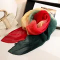 Gros plan détaillé du foulard plissé dégradé coloré, tissu léger et beau tombé élégant. - Couleur 14