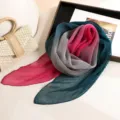 Vue détaillée d'un foulard en soie plissé dégradé coloré, accessoire de printemps léger et chic. - Style 10