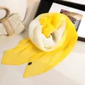 Vue détaillée du foulard plissé dégradé jaune et blanc, montrant une texture douce et élégante. - Style 3