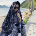 Scialle con stampa in bianco e nero, foulard di moda versatile per viaggi e vacanze. - 2309