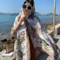 Chic scialle in cotone lino con stampa floreale, dettaglio foto vacanza al mare. - 2315