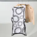 Detail van lichte zomerblouse met abstract cirkelprintpatroon, elegante wijde snit. - 90X90cm losse korte stijl / Stijl 23