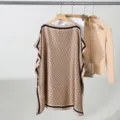 Elegant loszittend zijde-achtig topje met bootals, stijlvolle all-over print en zwarte randen. - 90X90cm losse korte stijl / Stijl 15