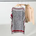 Gedetailleerd shot van een zwart-witte en rode geometrische lichte losse poncho top. - 90X90cm losse korte stijl / Stijl 18