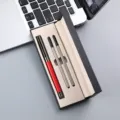 Set de stylo à bille en métal dans une boîte noire avec corps rouge et deux recharges. - Boîte à Double Stylo / Rouge