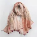 Vue détaillée de l'écharpe à franges à imprimé ethnique rose, montrant une texture exquise. - Style 6