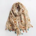 Vue détaillée d'une écharpe imprimée de fleurs avec des motifs botaniques et des franges. - Style 8