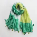 Detail de foulard imprime style ethnique, echarpe en coton et lin vert jaune avec franges. - Style 10