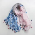 Vue détaillée d'une écharpe imprimée légère avec motifs floraux et délicats glands pour femmes. - Style 12